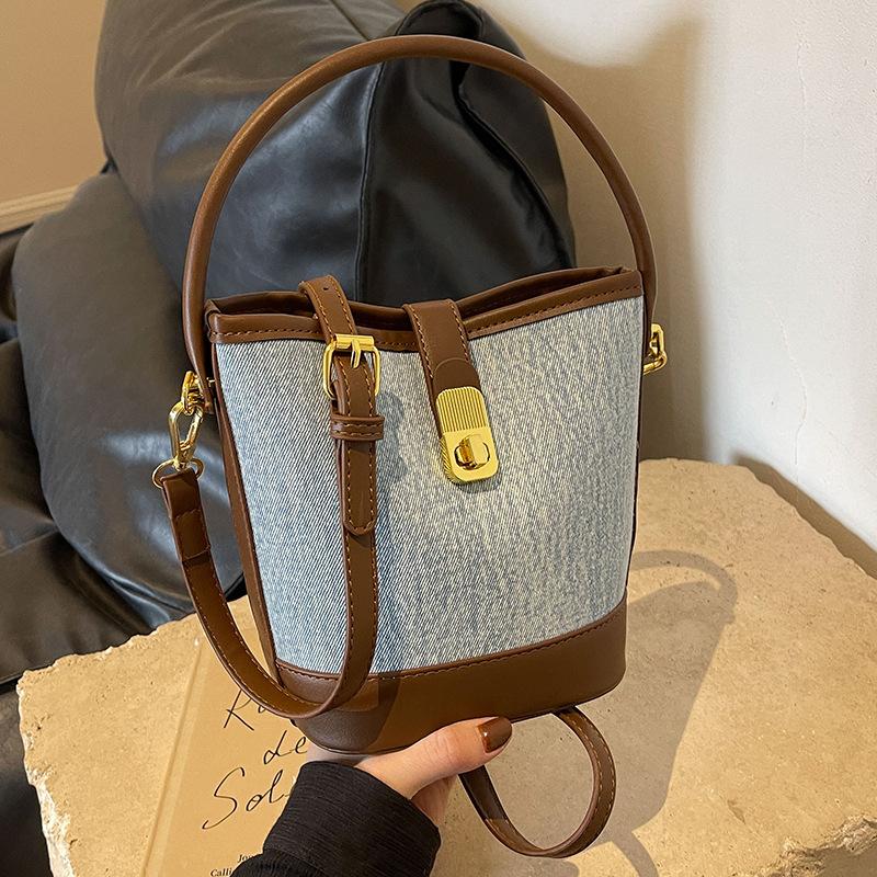 

This year s popular bucket bag women s 2024 new spring and summer versatile shoulder messenger bag Internet celebrity explosion portable bag синій