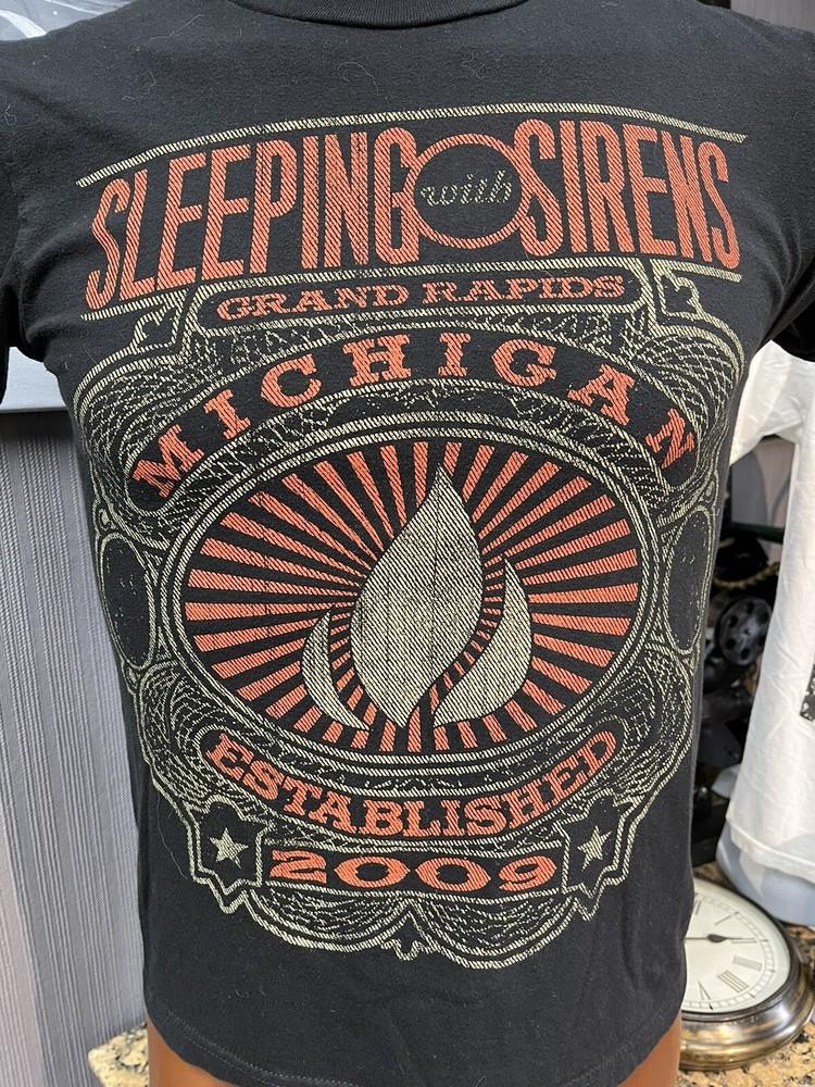 Sleeping With Sirens Гранд-Рапидс Мичиган Основана 2009 Черная Маленькая Футболка Унисекс Футболка XL