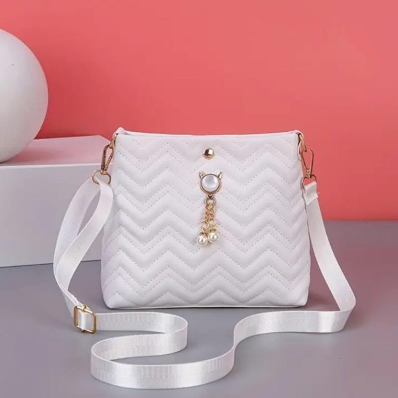 Korean version of fashion wavy stripe diagonal span quilted cat pearl pendant decoration simple wind women messenger bag wholesale белый