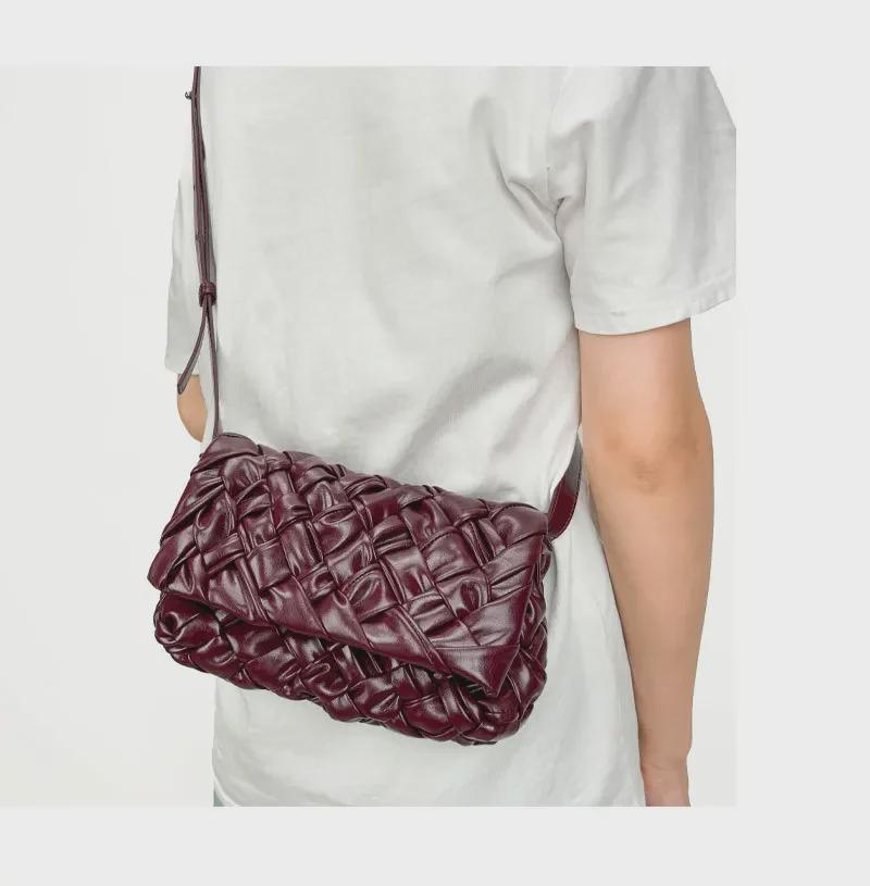Modetrend 2024: BV Waxleer Sjaal Crossbody Tas met Geplooide Afwerking