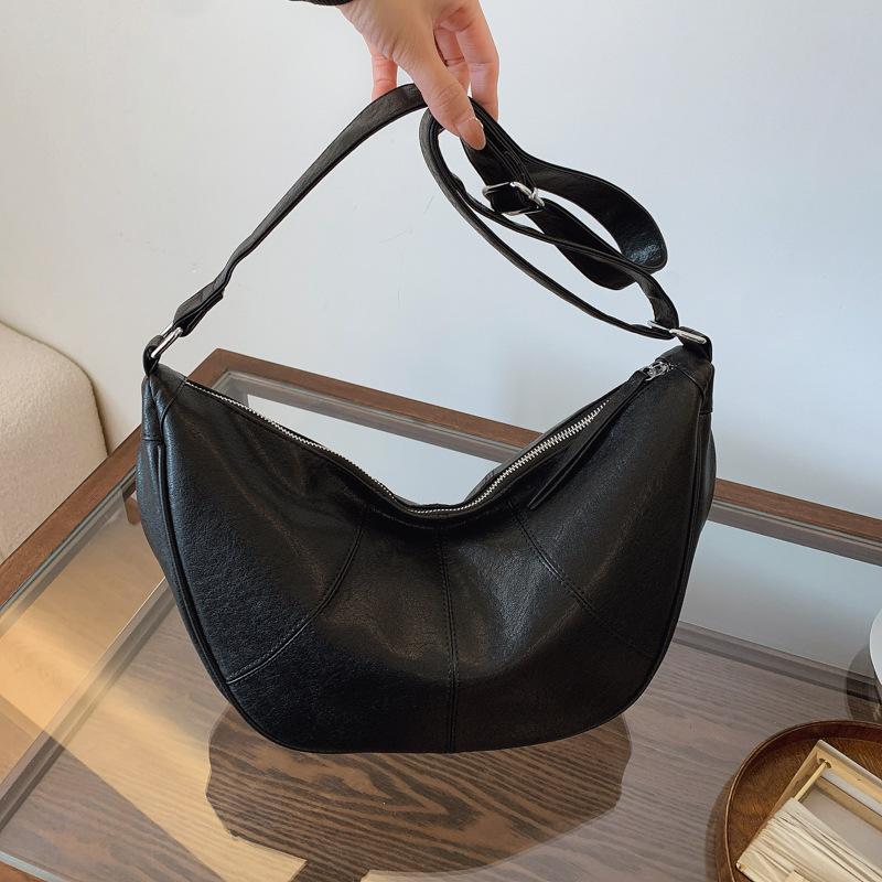 Large capacity bag women's winter new fashion simple shoulder messenger bag commuter casual dumpling bag
