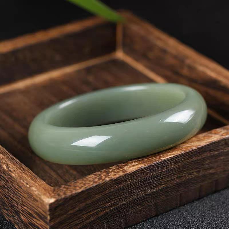 

Высококачественный женский браслет из хэтянского нефрита цвета «голубой хэтян» из Внутренней Монголии: Средне-широкий, прозрачный селадоновый, голубовато-зеленый браслет. Model 52-53