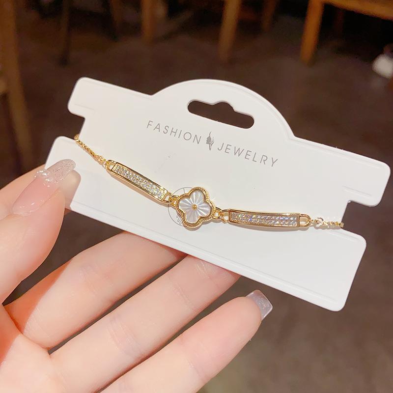 

Sweet, Cute, Elegant, Full Zirconia Shell Four Leaf Clover Pull up Bracelet with Stylish and Niche Design, Handmade Decoration золотий