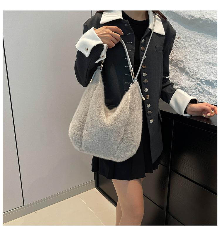 A must-have for autumn and winter fashion! Large-capacity Mao Mao women's bags, interpreting lazy trends
