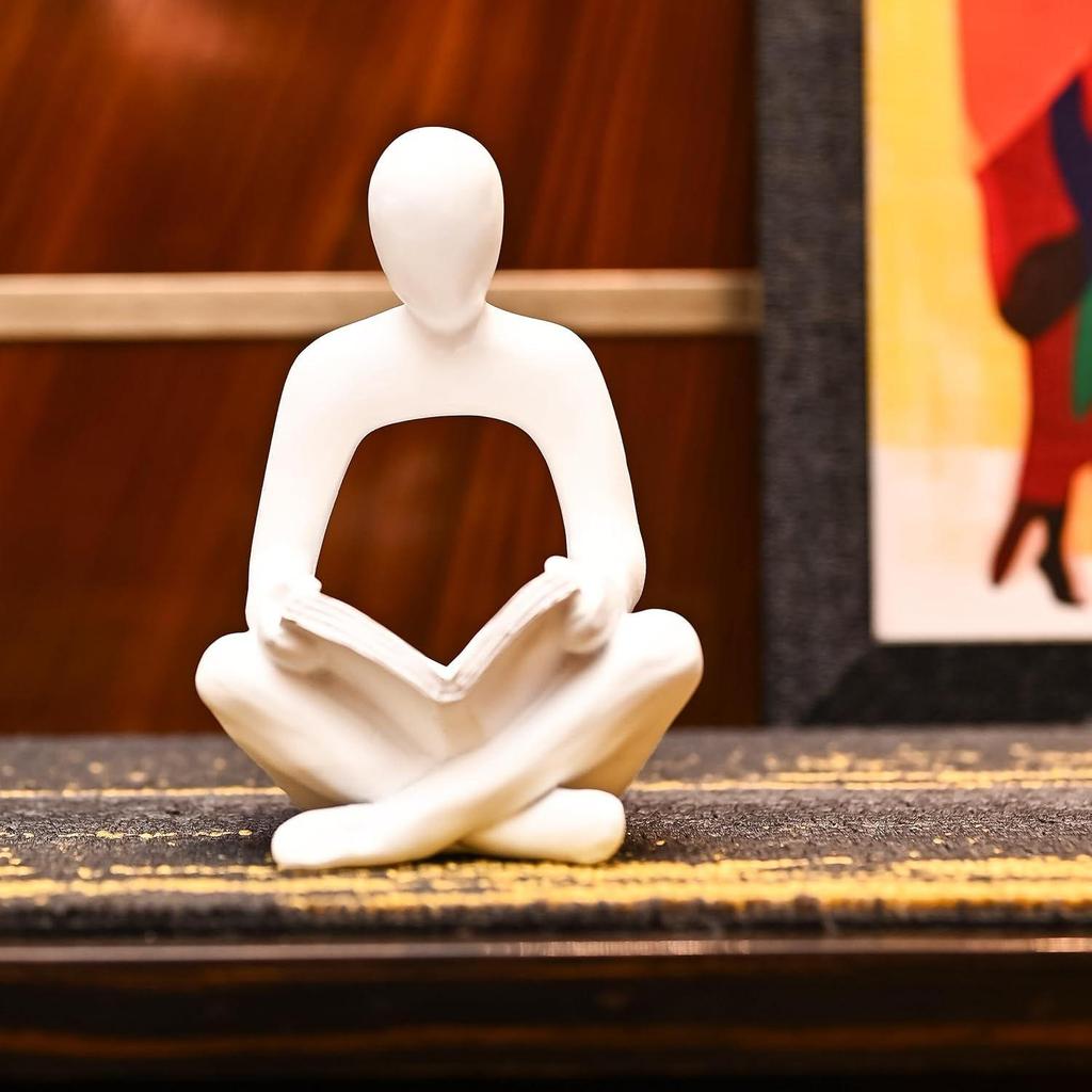 Promyšlené dárky pro muže – Socha Myslitele Moderní abstraktní pryskyřičná socha s knihou | Malá bílá figurka Hlubokého myslitele držící knihu