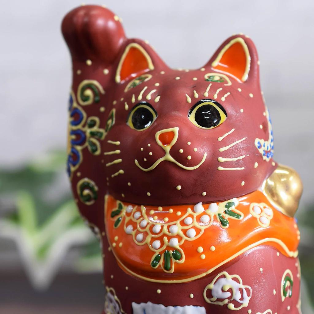Niedliche Kutani-Keramikfigur von Waza no mit einer winkenden Katze und dem Fuji. Ein perfektes Geschenk für Geschäfte und die 88. Maneki-neko Kura, rechtshändiges Motiv.