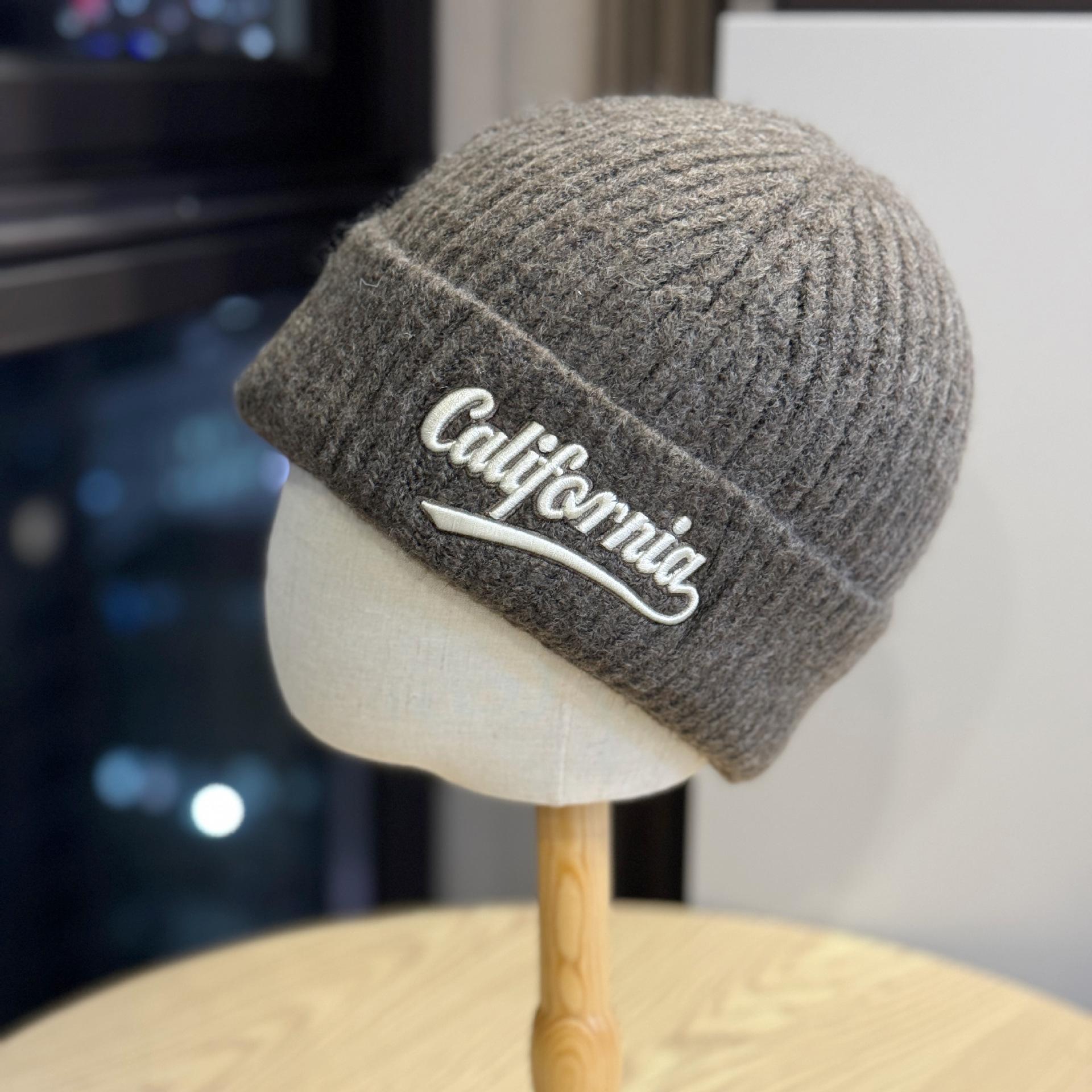 

Женская шерстяная шапка с вышивкой букв для осени и зимы, теплая и модная, универсальная и подчеркивающая лицо, вязаная шапка для молодых пар one size