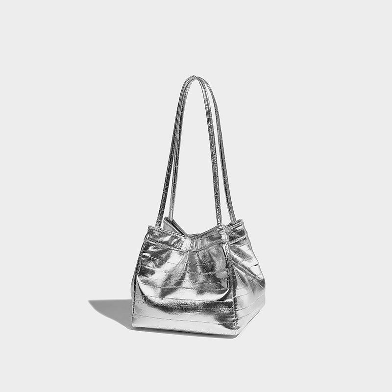 

2024 новая сумка из лакированной кожи женская модная металлическая ручная сумка с высоким чувством нишевой моды универсальная сумка-мессенджер серебряный