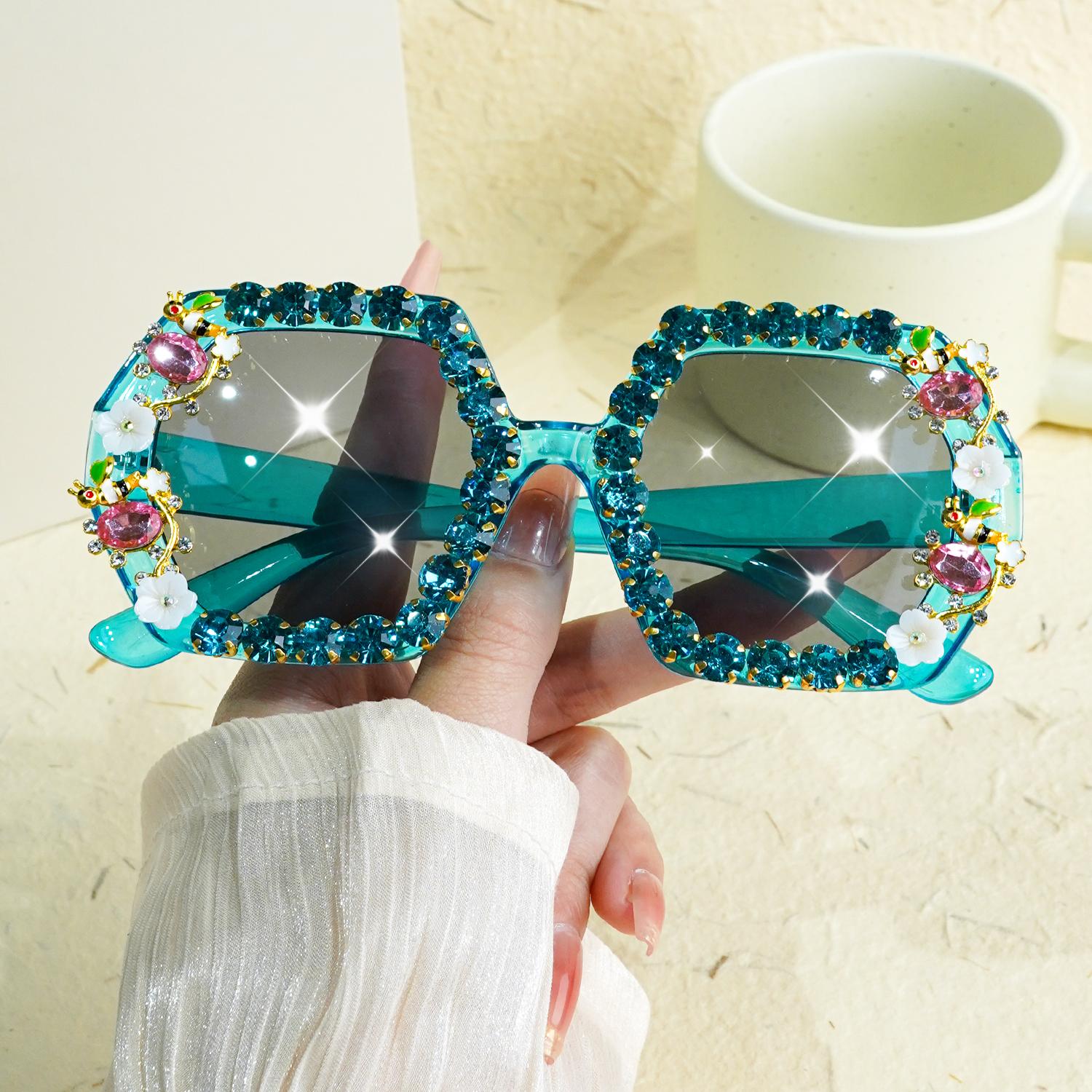 

Women S Oversized Cat-Eye Fashion Sunglasses Luxurious Floral Rhinestone Embellishments Perfect For Fashionable Party