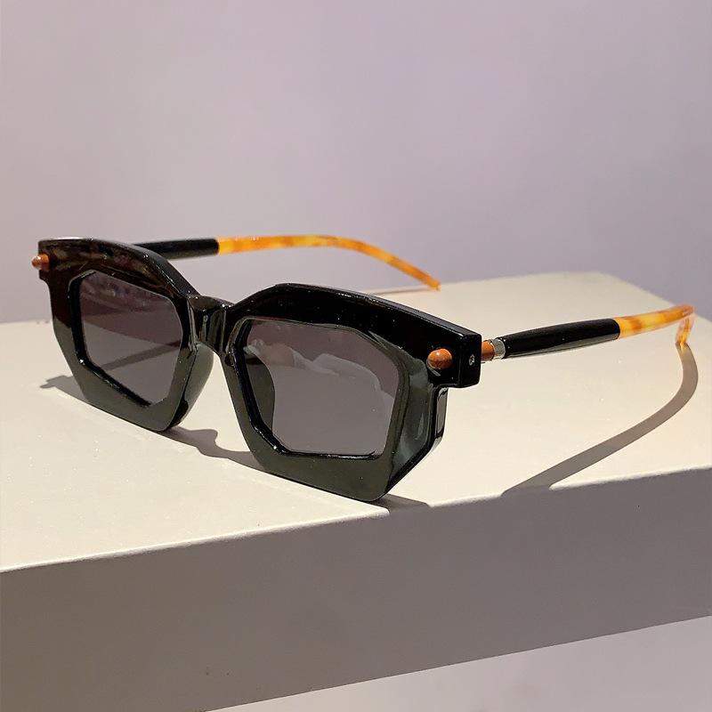 Punk Vintage Sunglasses Women Men Luxury Brand Designer Sun Glasses Outdoor Driving Rivet Shades UV400 Protection