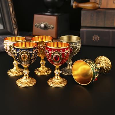1ks, Vintage embosovaný kovový kalich na víno, šampaňské a likér – ideální pro bary, restaurace a domácí dekorace