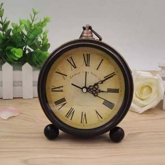 Retro Silent Alarm Clock - Vintage Desktop Decor for Bedroom or Dormitory