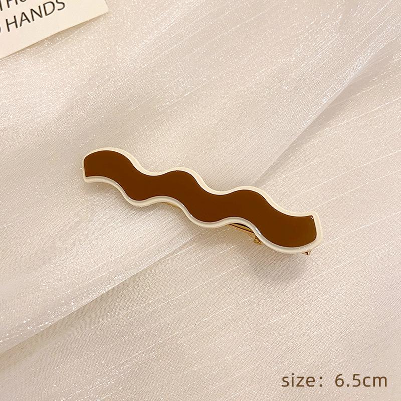 Checkerboard Black & White Plaid Hairpin: Simple, Seamless Duckbill Clip for Women