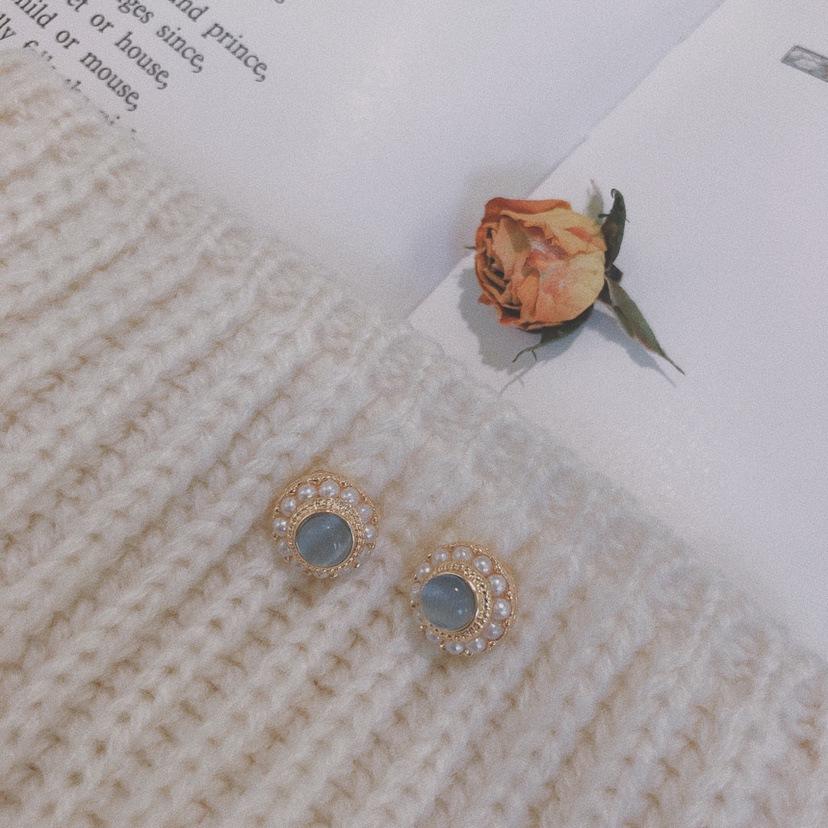 

Premium Japanese and Korean Baroque retro stud earrings women s simple earrings retro sweet Hong Kong style Hepburn pearl ear jewelry