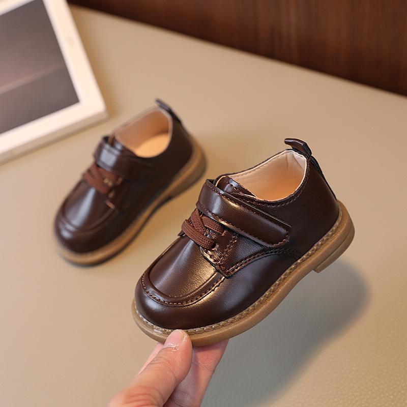 Scarpe eleganti da bambino in vernice nera con velcro