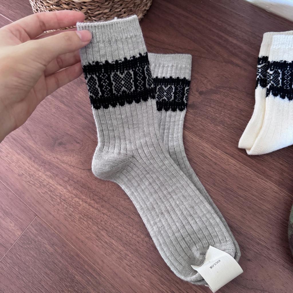 Retro Cross-patterned Wool Socks for Autumn and Winter Warmth, Color-blocked Mid-calf Socks, Double-needle Soft and Sticky Socks