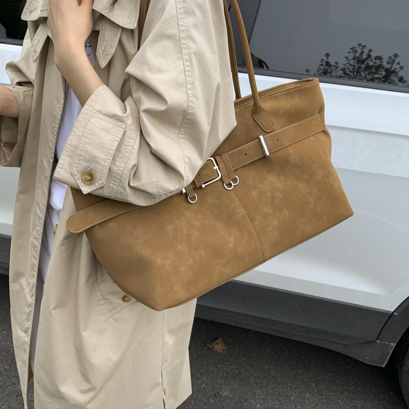 Retro bag women's large capacity 2025 new autumn and winter versatile simple shoulder bag popular commuter tote bag this year