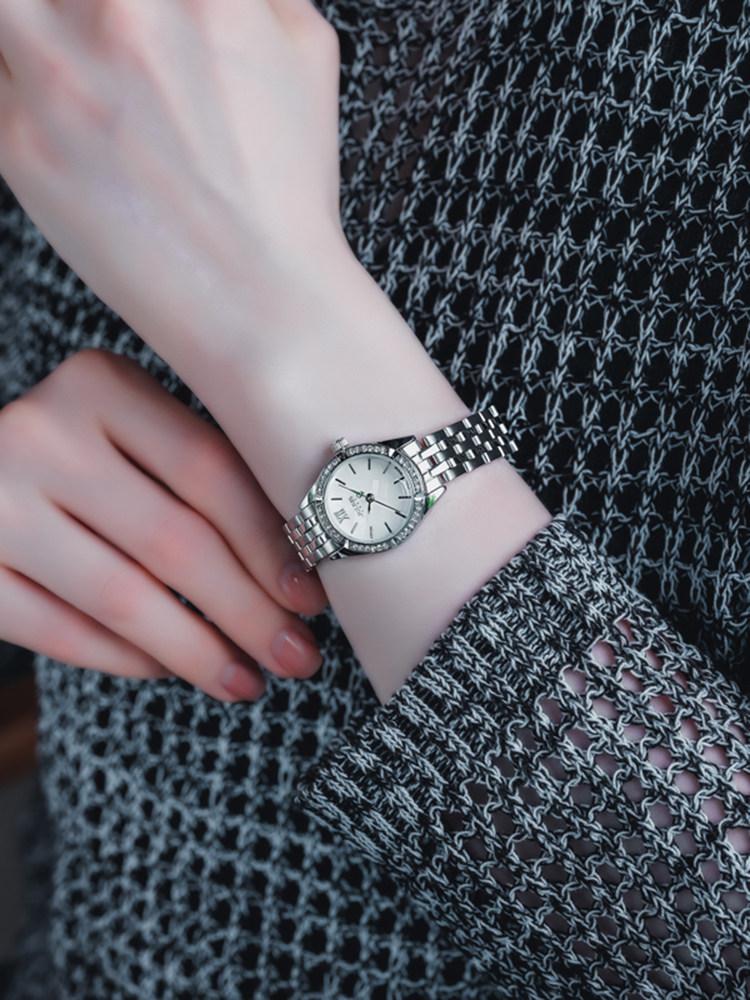 New Women'S Luxury Fashion Watch With A Large Dial And Chain Strap A Versatile Ladies' Quartz Watch. Stylish Quartz Wristwatch.