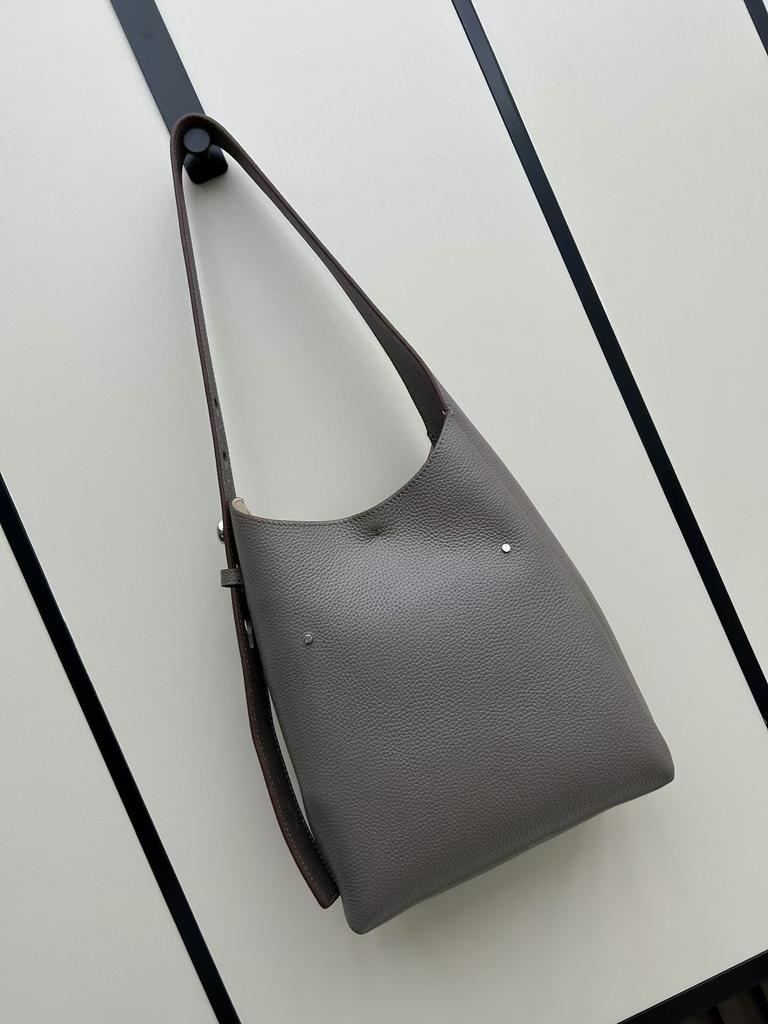 The first layer of cowhide popular soft leather bag, women's 2025 new fashionable and simple bucket bag versatile ins shoulder handbag