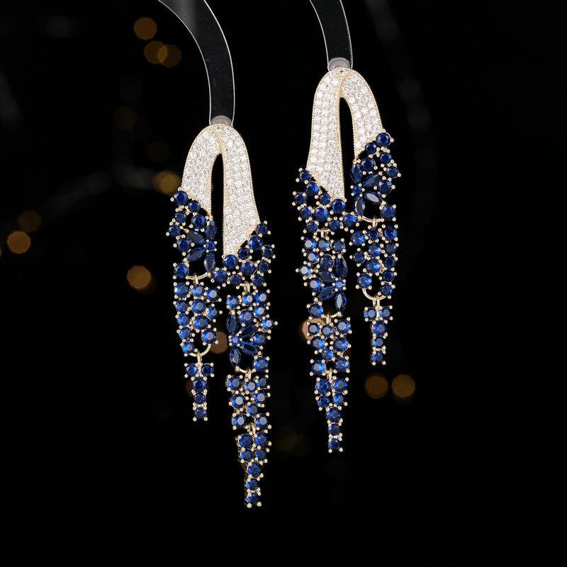 

Ретро-придворные наряды, преувеличенная атмосфера, украшения для ушей, элегантный темперамент, вечернее платье с длинными серьгами