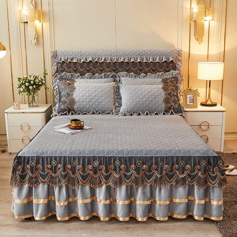 

Комплект стеганого подзора с кружевной отделкой в виде сердечек и завязками, высокий подгиб, включает в себя 1 подзор и 2 наволочки 1.5m bed skirt 3pcs set