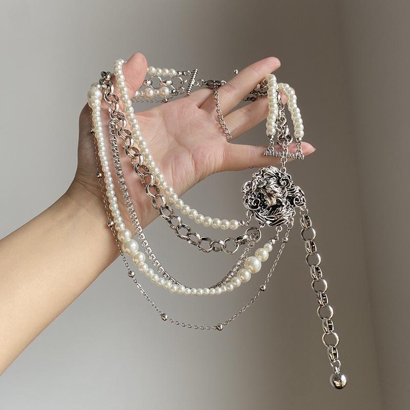 Elegante mehrlagige Halskette aus Zirkonglas und Perlen - Trendig und vielseitig für Frauen