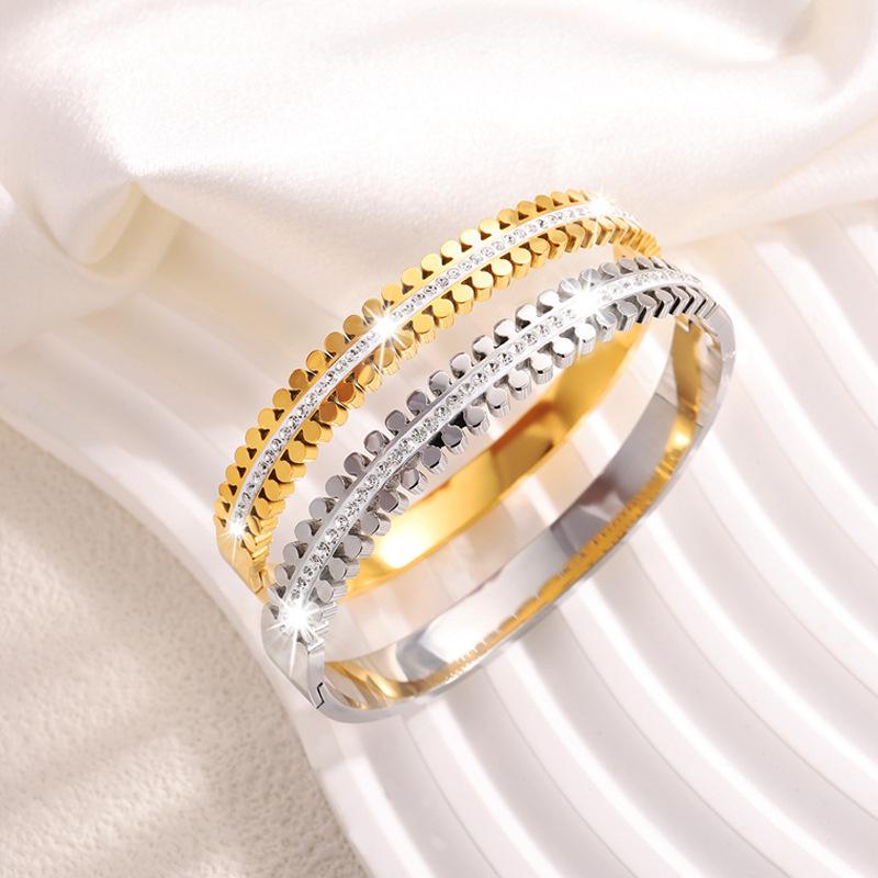Single Row of Petals for Girls, High-end, Fashionable and Light Luxury Bracelets