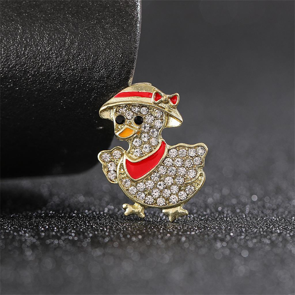 1Pc Cute and Unique Hat Wearing Duck Brooch Exquisite Creative Animal Pin Cartoon Jewelry Accessories Party Birthday Gift Trend