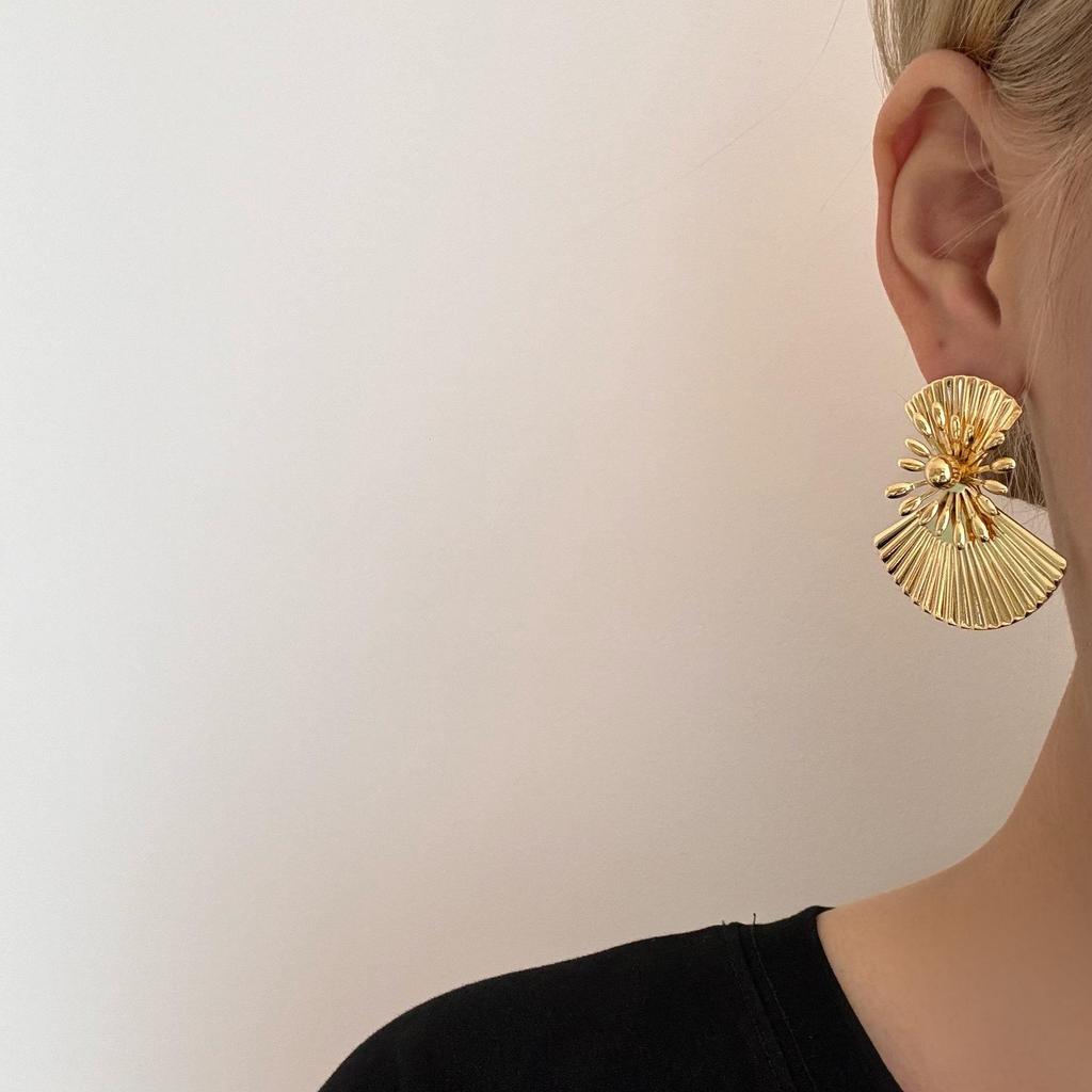 Europäische Vintage Grenzüberschreitende Retro-Ohrringe: Vielseitige, leichte Luxus-Accessoires