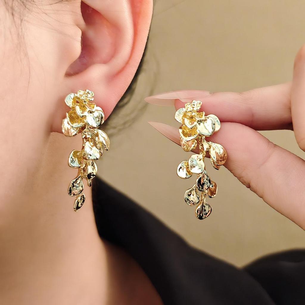 Exaggerated 3D Flower Pearl Earrings: Light Luxury, High-End Metal Style Studs