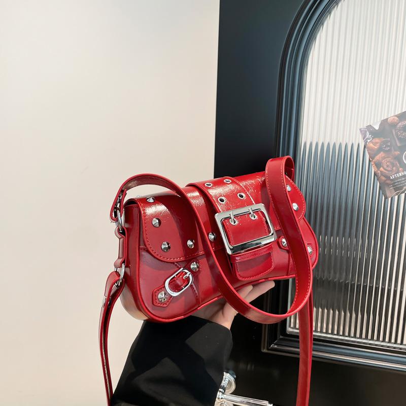 Trend hot-selling locomotive Spice Girl wind rivet design underarm shoulder bag niche design sense commuter versatile messenger bag