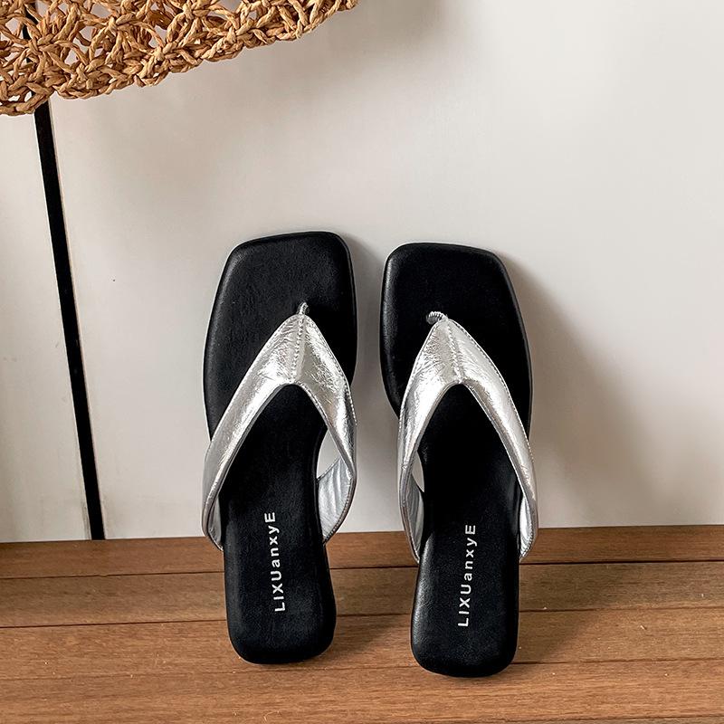Fashion and comfortable black non-slip flat-bottomed flip-flops women's summer wear 2025 new square head soft bottom cool slippers