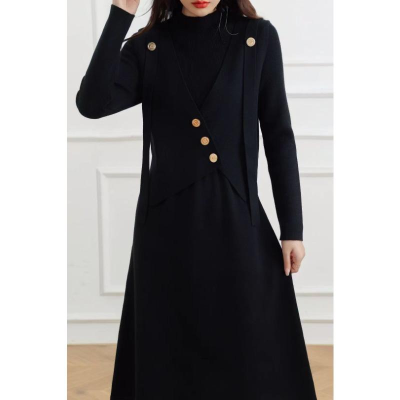 Metal buckle V-neck knitted stacked vest sweater skirt set women's autumn and winter new temperament elegant knitted sweater set