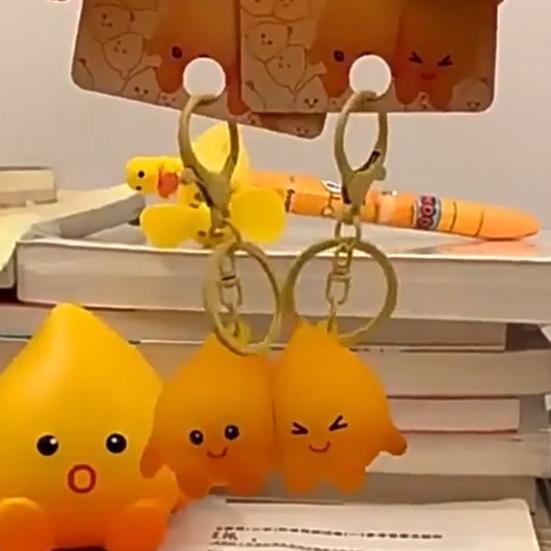 1 Paar Schlüsselanhänger Magnetisches Flammen-Design Magnetische Saugkraft Schlüsselanhänger Lebhafter Ausdruck Paargeschenk Taschenzubehör