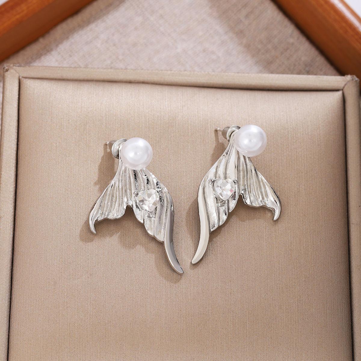 

Стильные серьги-сердечки в форме рыбьего хвоста: Изысканная элегантность, сочетание рыбьего хвоста и сердца, серьги ослепительного дизайна серебряный