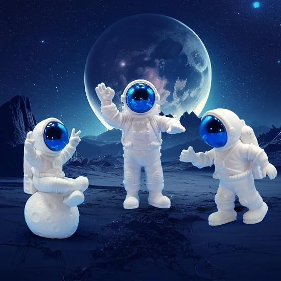 3 Pcs Astronaut Figurine Home Decor Astronaut Statue Study Office Desk Decor Showpiece Gift Decoration Accessories Outer Space PVC Sculpture