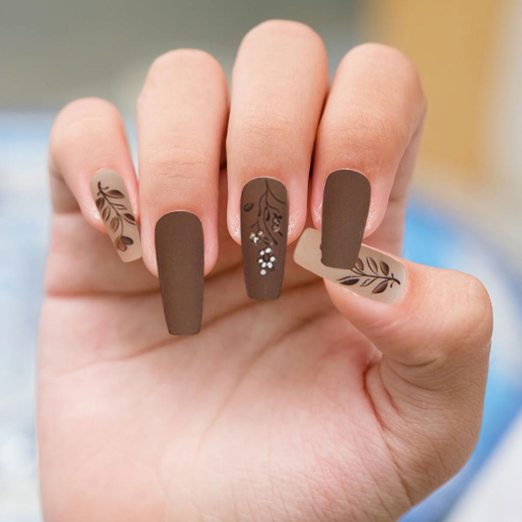 Press-On, Nägel, Schmeichelhaft für alle Hauttöne, Mit einem Finish, Blumen- und Blattdesigns, Und einem Instagram-würdigen . 24 Stück, Entfernbar.1ml