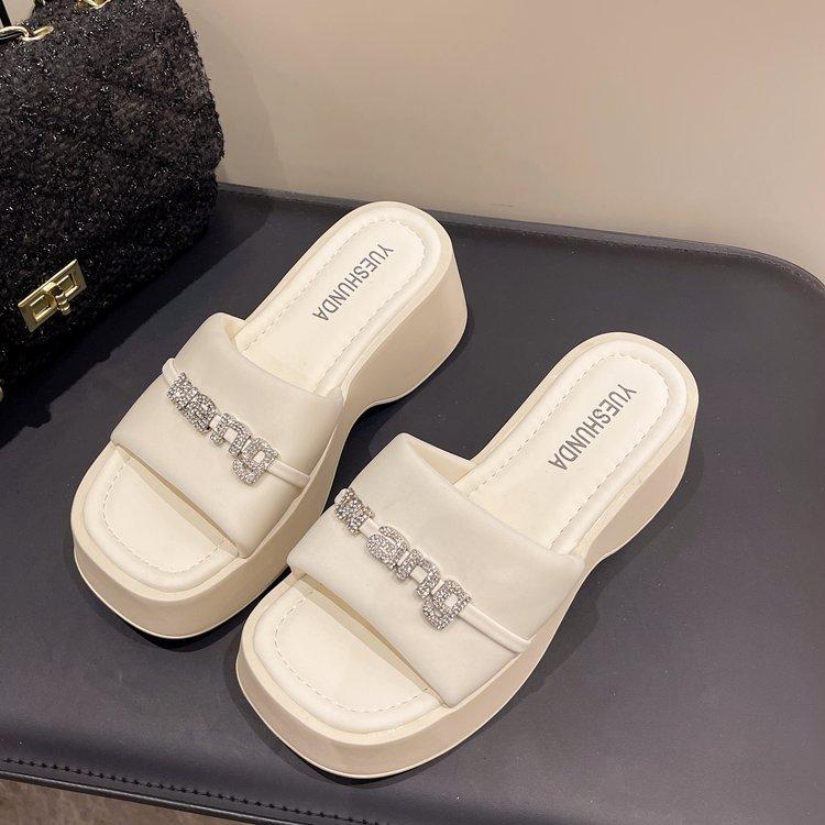 

Маленькие тапочки на платформе женская мода супер огонь 2025 увеличение роста стразы лето босоножки на высоком каблуке толстый каблук 40