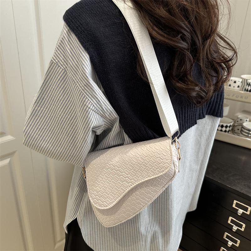 Summer retro special-shaped niche design 2025 new fashion versatile trend messenger bag simple casual shoulder bag