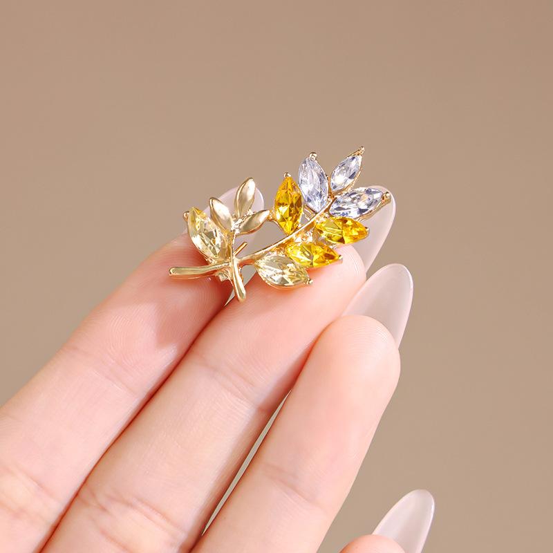 Super Flash Crystal Inlaid Yellow Wheat Ear Brooch, High-end Sense, Exquisite Wheat Ear Small Brooch Collar Buckle, Anti-light Fixing Pin