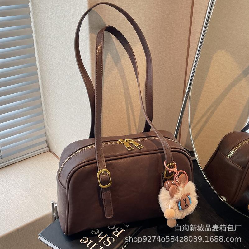 High-end Texture, Fashion, Versatile, Retro Bag, Women's 2025 New Trendy Temperament, Baguette Bag, Shoulder Bag, with Pendant