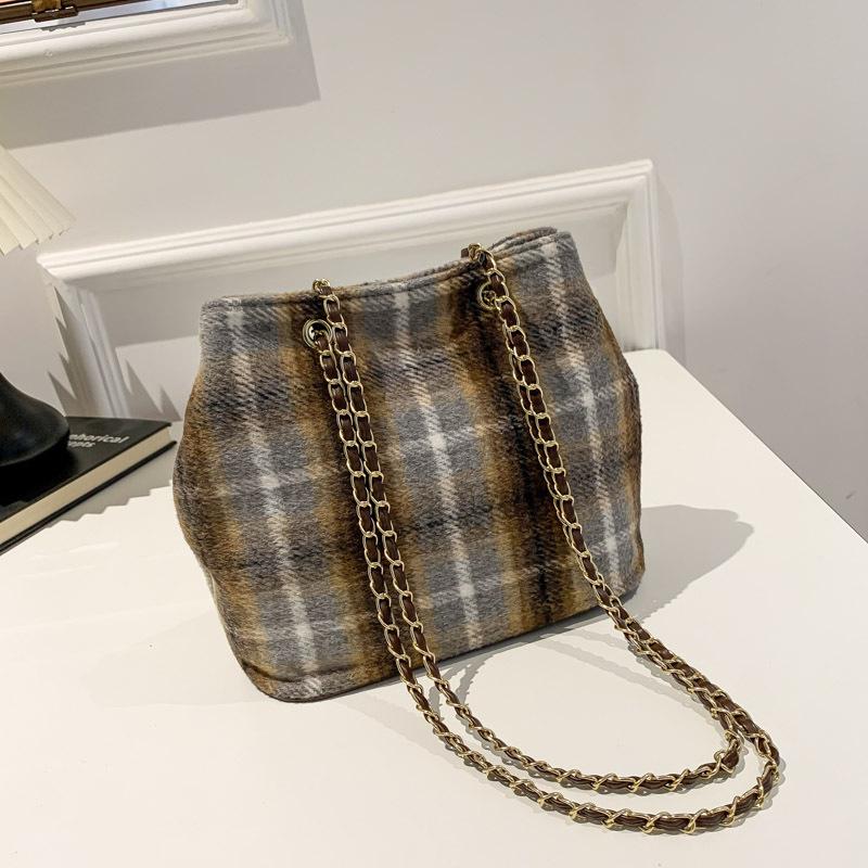 Retro Plaid Large-capacity Chain Shoulder Bag 2025 Autumn New Women's Armpit Bag Fashionable Bucket Bag