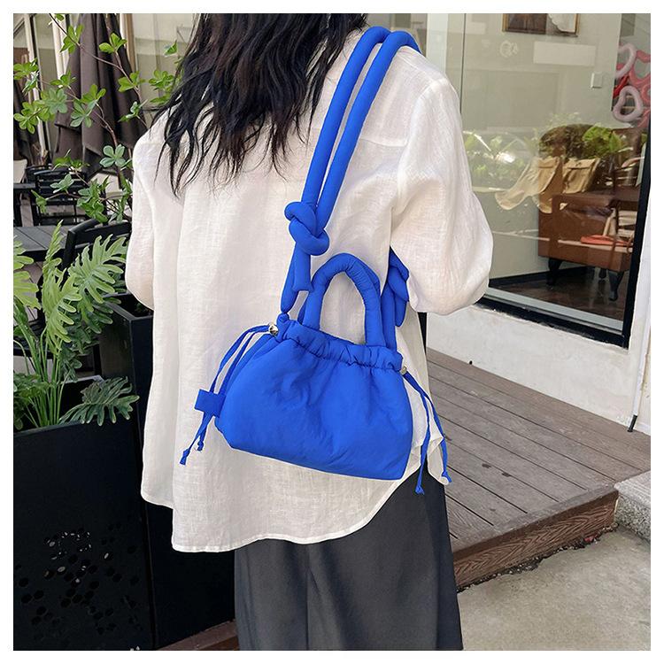 Damen Casual Einzelschultertasche Große Kapazität Nyl Rucksack Damen Daunenbaumwolle Winter Tragetasche Tragbare Make-up Handtasche