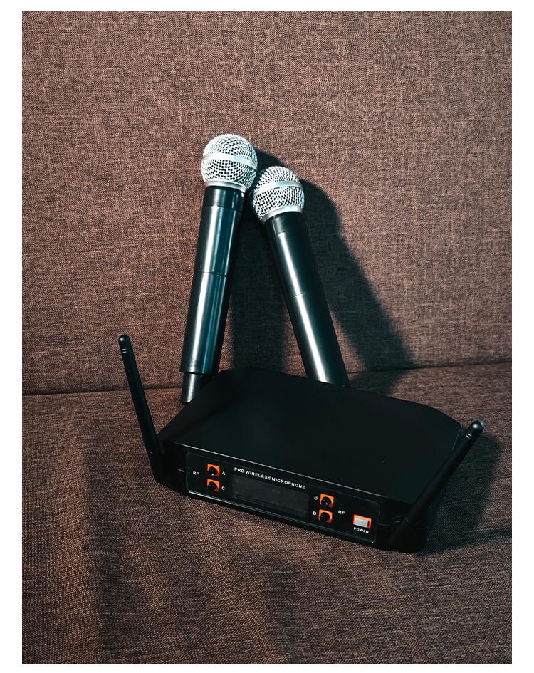UHF Wireless Handheld Microphone Set: Four-Channel System for Conferences and Karaoke