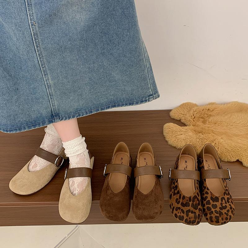 Wersja koreańska zamszowe czółenka z okrągłym noskiem damskie 2025 nowa jesień retro panterka modne Mary Jane małe skórzane buty