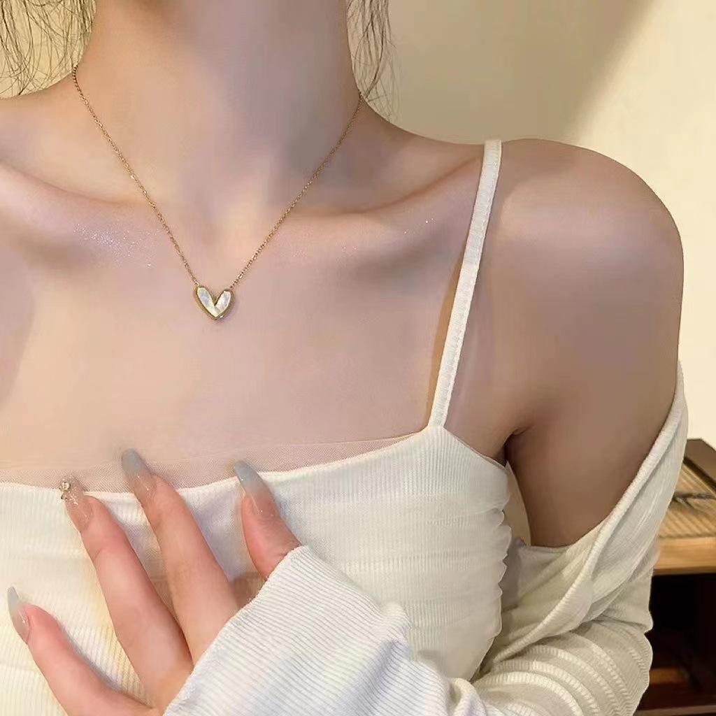 Ins vento dourado amor colar feminino nicho moda luxo leve corrente da clavícula design personalizado versátil simples colar