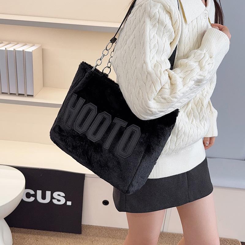 

Women s 2025 Versatile Plush Tote - Large Capacity Shoulder Bag for Students & Commutes чорний