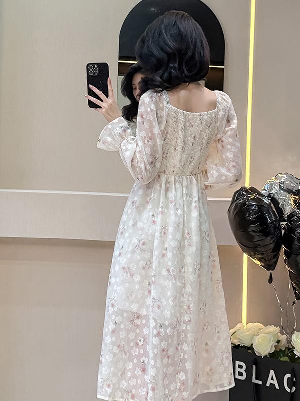 Frühlings-Chiffonkleid mit französischem Kragen, Carmenausschnitt, Rüschenärmeln und Jacquardmuster.