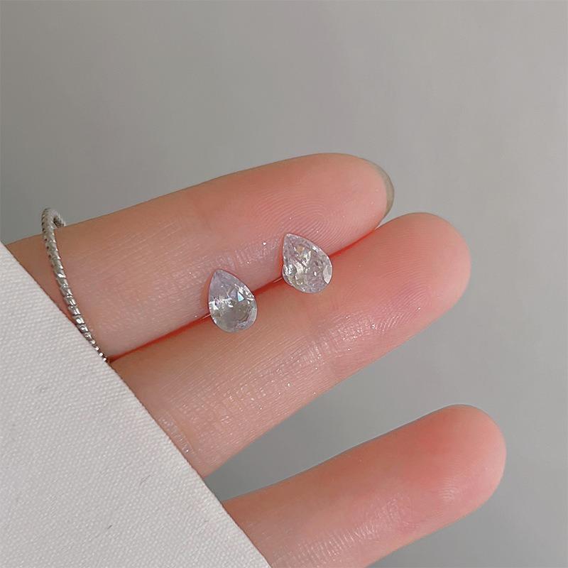 Orecchini a lobo farfalla in argento sterling S925 da donna design di nicchia ins senso del design orecchini senza fastidio orecchini per buco dell'orecchio semplici