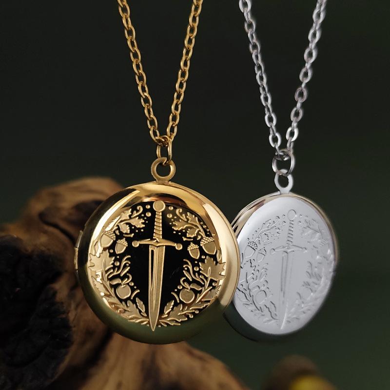 Personalized Fashion Retro Simple Opening And Closing Moon Pendant Collarbone Necklace Electroplated Gold Color Retention